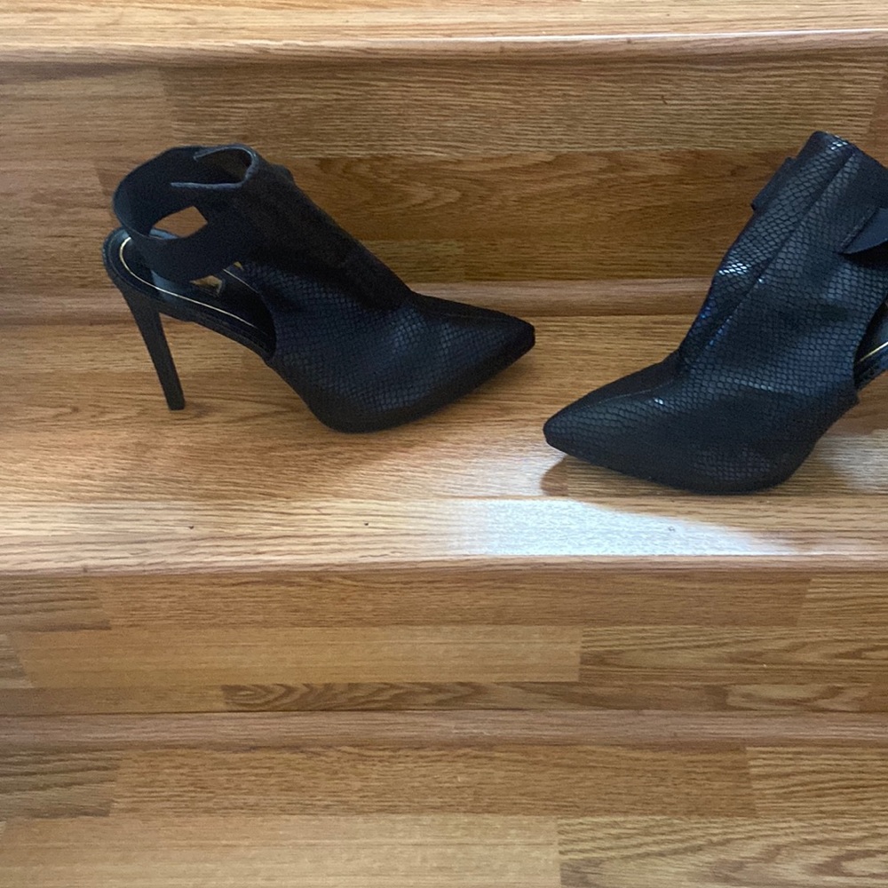 Shoe black sling around the ankle